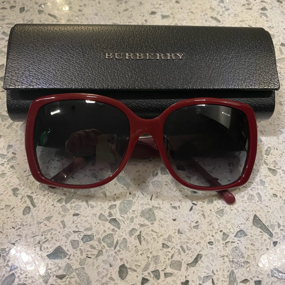 ❌SOLD❌AUTHENTIC BURBERRY SUNGLASSES💫